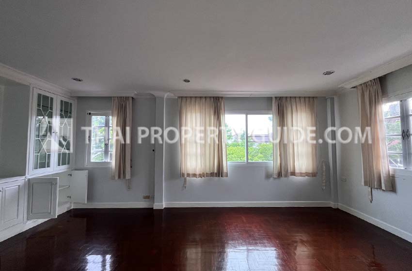 House with Shared Pool in Srinakarin 